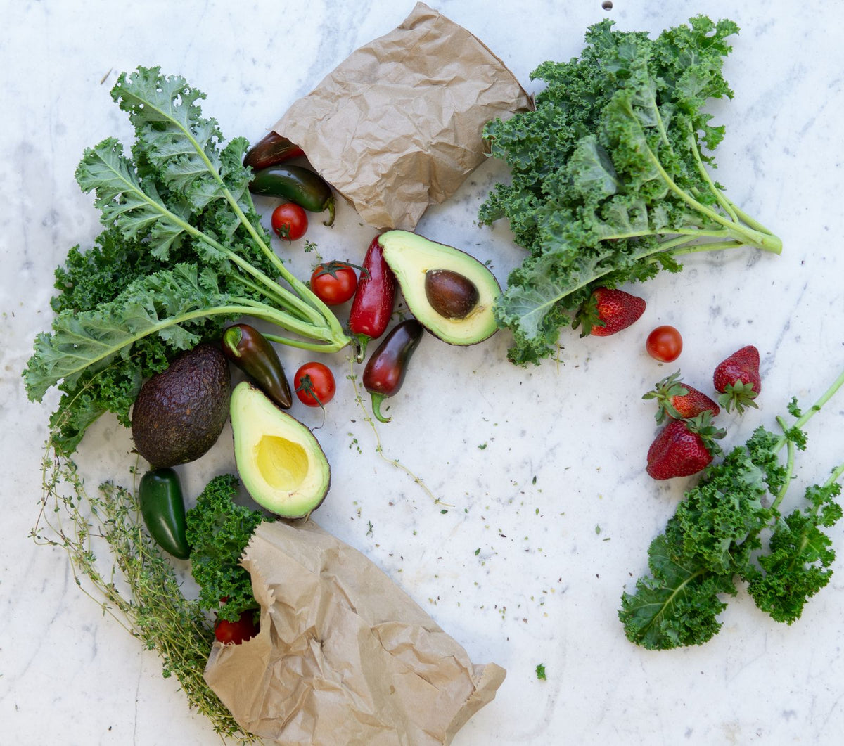 Flat-Lay mit frischen Früchten und Kräutern