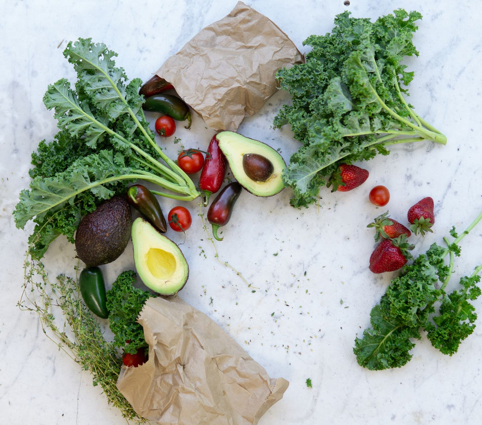 Flat-Lay mit frischen Früchten und Kräutern