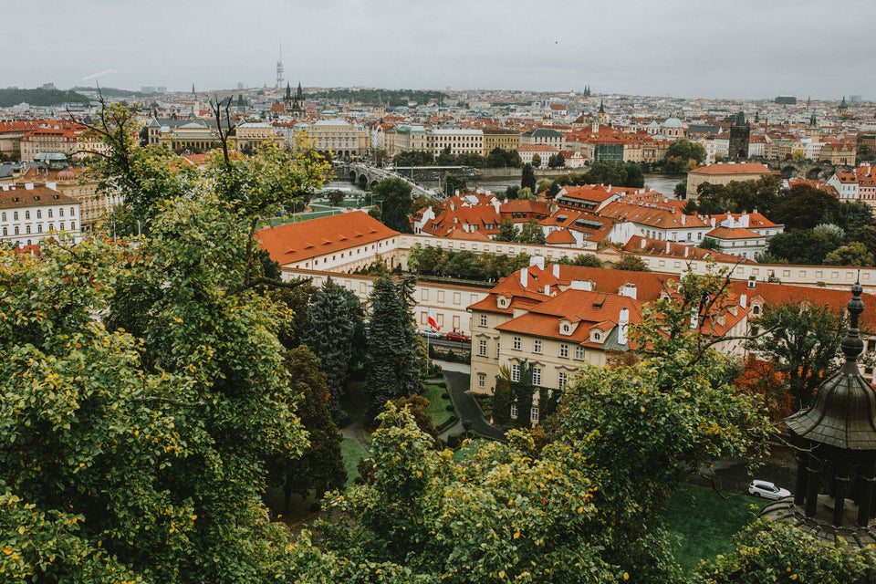 Letecký pohled na Prahu s červenými střechami