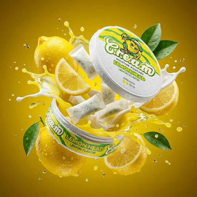 Lata de bolsitas de nicotina C.r.e.a.m Lemon Head, abierta para mostrar las bolsitas, con limones y una salpicadura de zumo