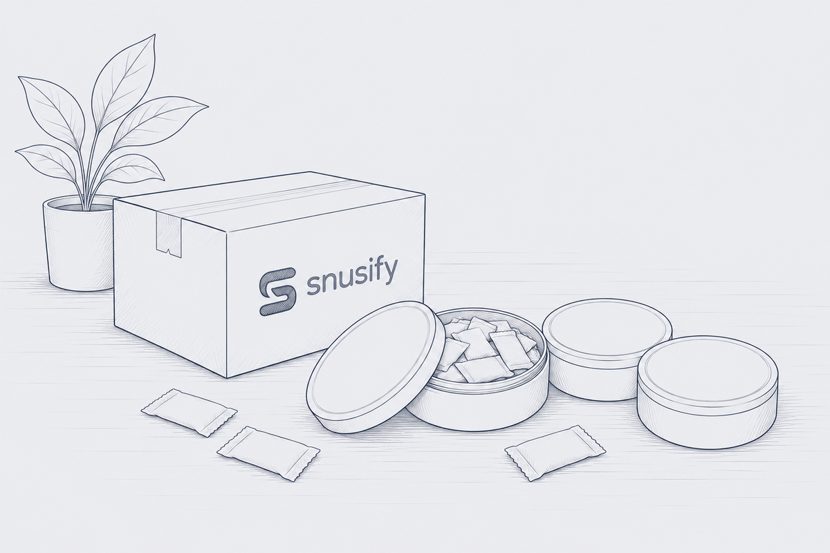 Dibujo de una caja de envío de Snusify junto a una lata abierta de bolsitas de nicotina blancas y dos latas cerradas